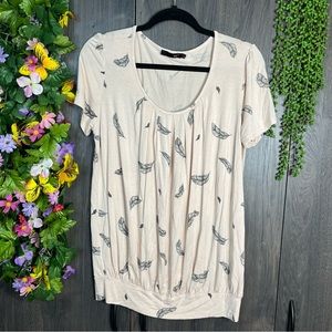 '🌸5/$25🌸DJT Feather Printed Short Sleeve Scoop Neck Top Size Large